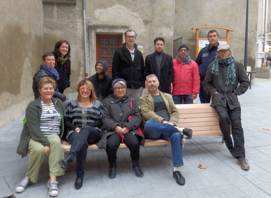 Installation des bancs et corbeilles - grande rue - Saillans