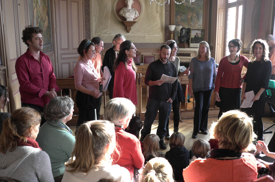 21-12 L’atelier chant de Yasmina Kachouche dans la salle du conseil