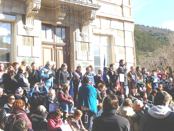 rassemblement-contre-la-barbarie-saillans-11janvier-9