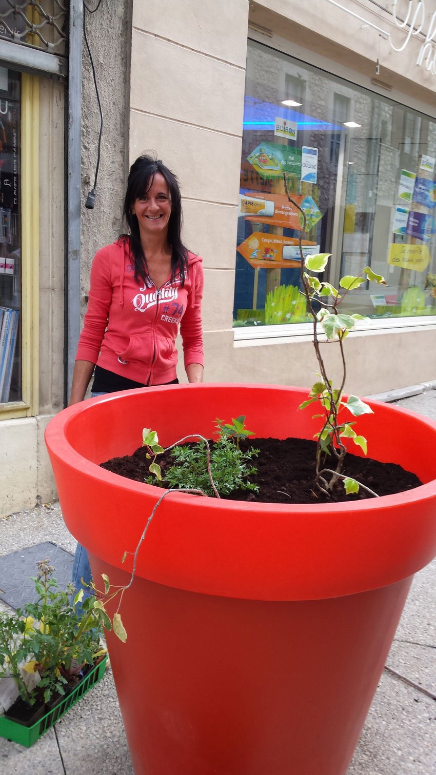 Plantations des pots de la Grande Rue le 9 mai